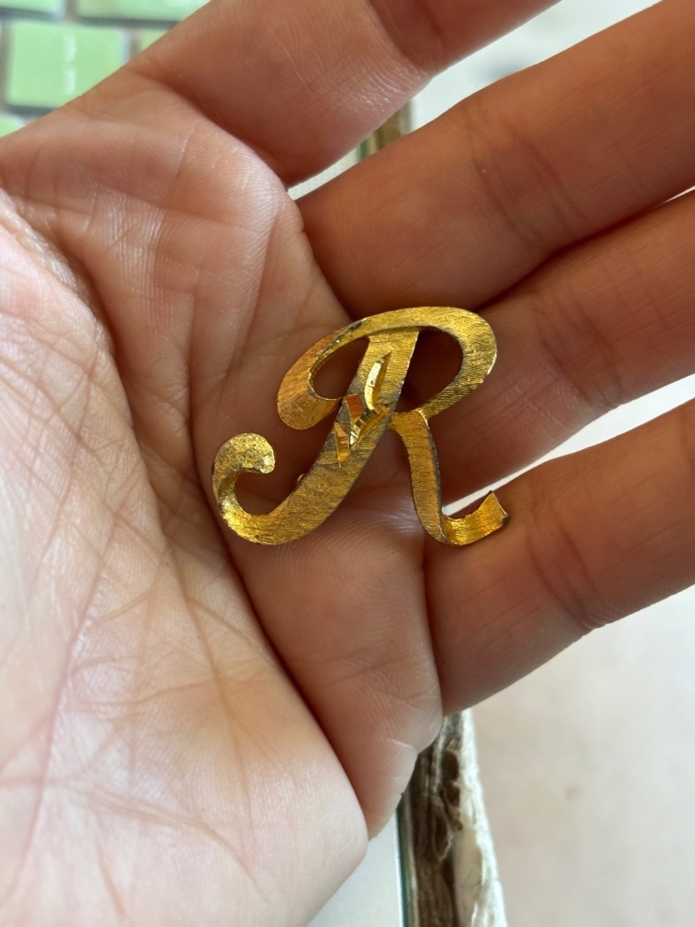 " R" pendant , gold plated * accepting offers